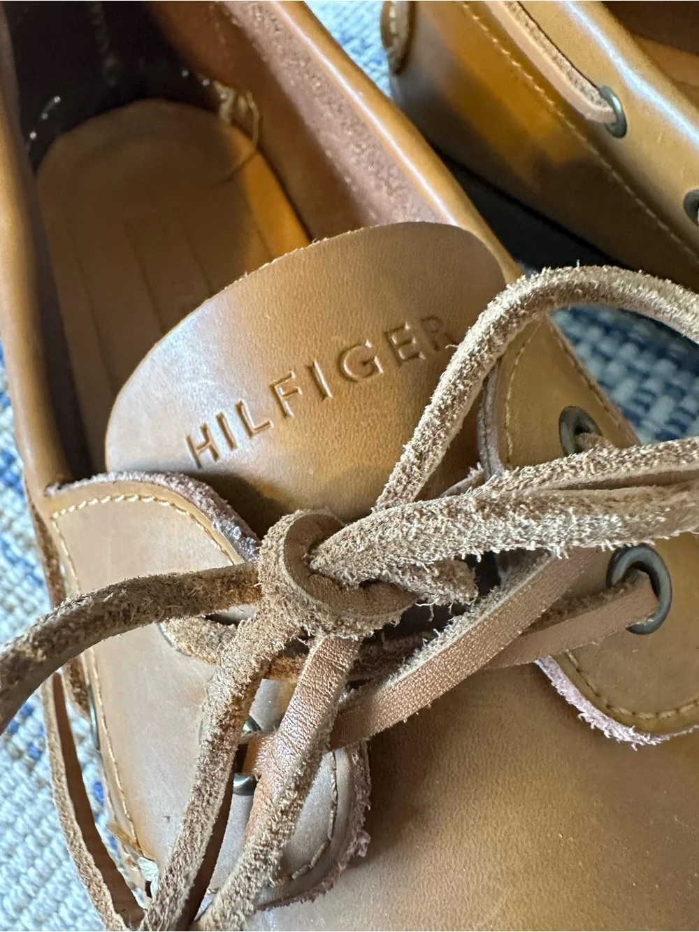Tommy Hilfiger men 8 Tan Leather Boat Shoes Lace-Up Round Toe Rubber Sole